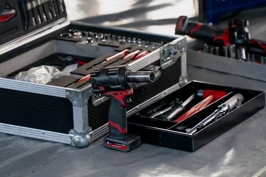 Narzędzia ręczne AKU Tools