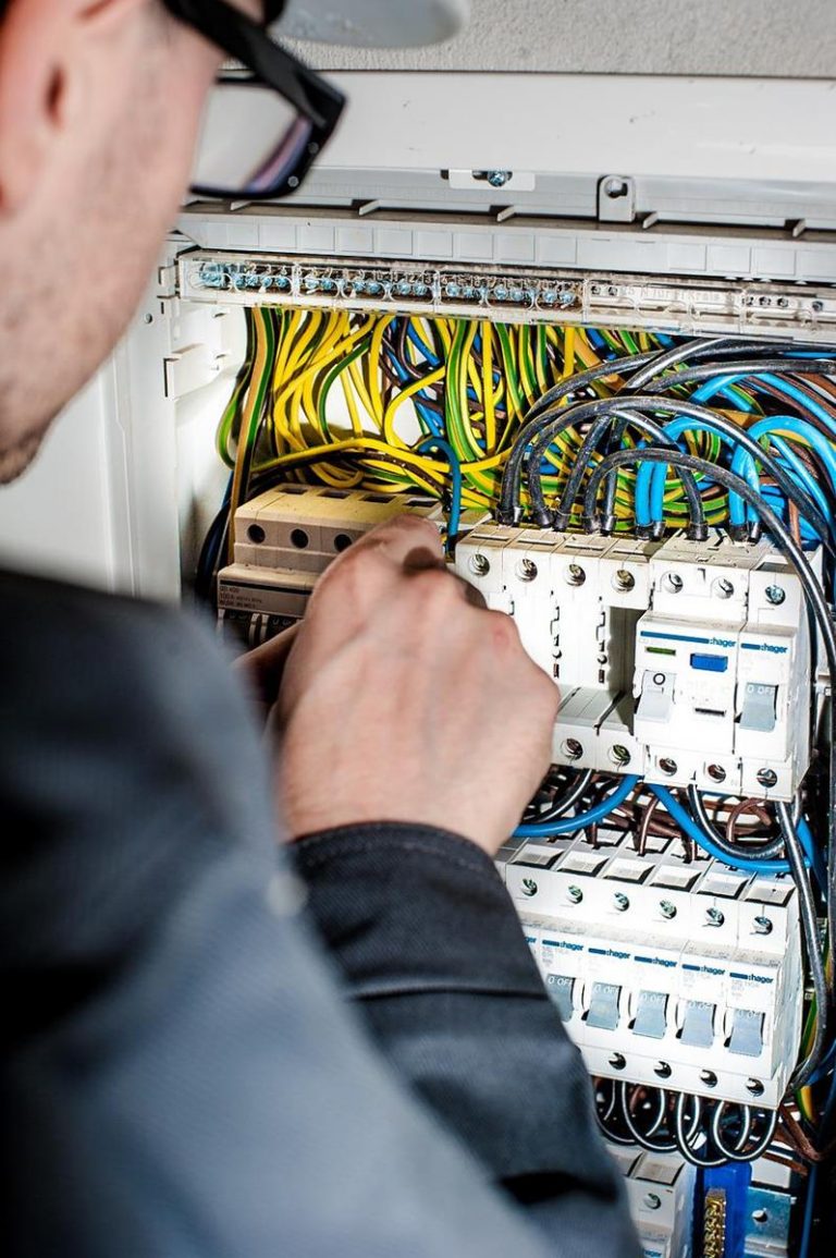 Pogotowie elektryczne i montaż instalacji: jak wybrać rzetelne usługi elektryczne w poznaniu?